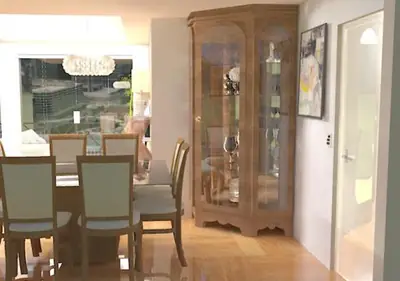 Sala planejada: cristaleira em madeira na sala de jantar (projeto 3D)